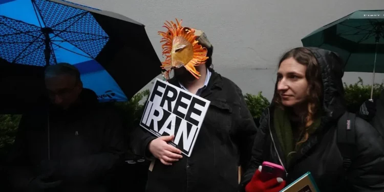 Judíos neoyorquinos celebran un acto de Purim frente al consulado iraní