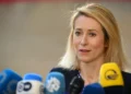 La alta representante de la UE y vicepresidenta de Asuntos Exteriores y Política de Seguridad, Kaja Kallas, se dirige a los medios de comunicación en Bruselas el 16 de marzo de 2026. (NICOLAS TUCAT / AFP)