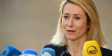 La alta representante de la UE y vicepresidenta de Asuntos Exteriores y Política de Seguridad, Kaja Kallas, se dirige a los medios de comunicación en Bruselas el 16 de marzo de 2026. (NICOLAS TUCAT / AFP)
