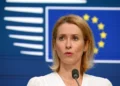 La jefa de la diplomacia de la Unión Europea, Kaja Kallas, interviene en una rueda de prensa tras una videoconferencia informal de los ministros de Asuntos Exteriores de la UE para abordar la situación en Oriente Medio, celebrada en Bruselas el 17 de junio de 2025. (Nicolas Tucat/AFP)