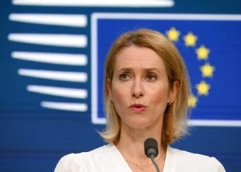 La jefa de la diplomacia de la Unión Europea, Kaja Kallas, interviene en una rueda de prensa tras una videoconferencia informal de los ministros de Asuntos Exteriores de la UE para abordar la situación en Oriente Medio, celebrada en Bruselas el 17 de junio de 2025. (Nicolas Tucat/AFP)