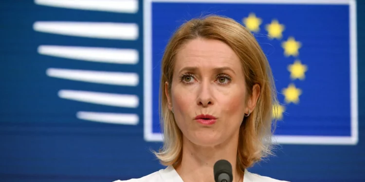 La jefa de la diplomacia de la Unión Europea, Kaja Kallas, interviene en una rueda de prensa tras una videoconferencia informal de los ministros de Asuntos Exteriores de la UE para abordar la situación en Oriente Medio, celebrada en Bruselas el 17 de junio de 2025. (Nicolas Tucat/AFP)