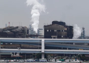 El humo se eleva desde una refinería de petróleo en Kawasaki, al suroeste de Tokio (Japón), el 21 de octubre de 2013. (Foto AP/Koji Sasahara, archivo)