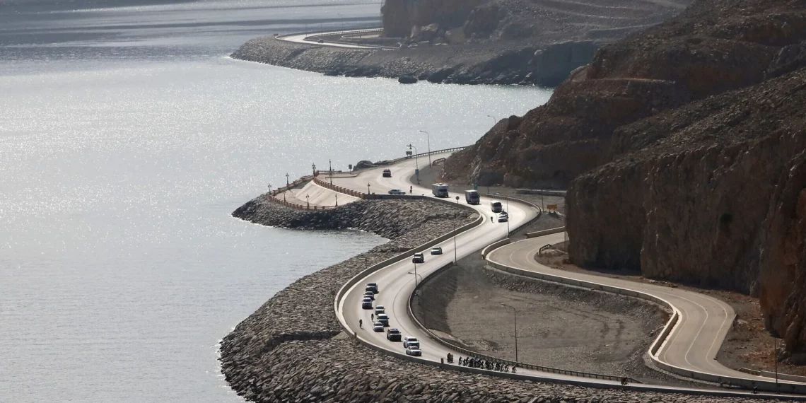 Una fotografía tomada desde la distancia muestra Khasab, en el estrecho de Ormuz, en Omán, el 10 de diciembre de 2021. (MOHAMMED MAHJOUB / AFP)