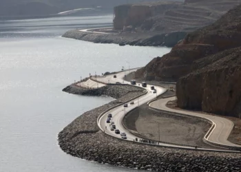 Una fotografía tomada desde la distancia muestra Khasab, en el estrecho de Ormuz, en Omán, el 10 de diciembre de 2021. (MOHAMMED MAHJOUB / AFP)