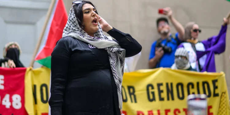 El FBI notifica a activista antisemita un complot para matarla