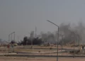 El humo se eleva tras un ataque iraní en la zona donde se encuentra la embajada de EE. UU. en la ciudad de Kuwait, el 2 de marzo de 2026. (AFP)