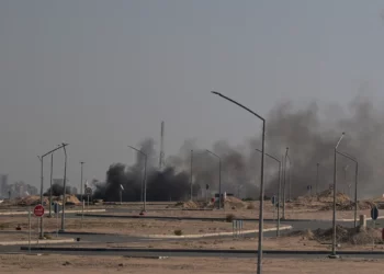 El humo se eleva tras un ataque iraní en la zona donde se encuentra la embajada de EE. UU. en la ciudad de Kuwait, el 2 de marzo de 2026. (AFP)