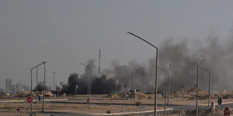 El humo se eleva tras un ataque iraní en la zona donde se encuentra la embajada de EE. UU. en la ciudad de Kuwait, el 2 de marzo de 2026. (AFP)