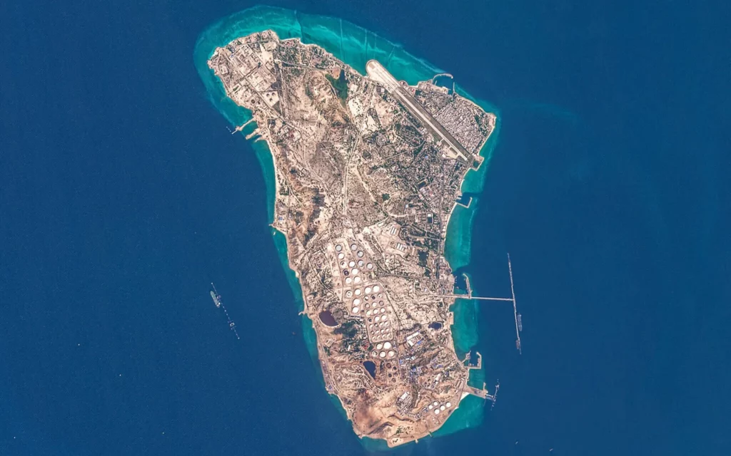 Esta imagen de archivo tomada por la Agencia Espacial Europea, captada por el satélite Copernicus Sentinel-2, muestra una vista de la isla iraní de Kharg, que alberga la principal terminal de exportación de crudo del país y es responsable de la inmensa mayoría de sus envíos de petróleo al mundo, situada a unos 30 kilómetros al sur del continente, en el norte del Golfo, el 7 de marzo de 2026. (Agencia Espacial Europea/AFP)