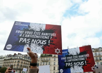 Imagen ilustrativa: Manifestantes sostienen una pancarta en la que se lee “Vosotros os acostumbráis al antisemitismo, nosotros no” en la plaza del Ayuntamiento de París el 19 de junio de 2024. (Alain Jocard/AFP)