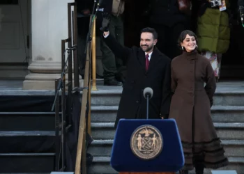 Esposa de Mamdani dio “me gusta” a posts que elogian el 7 de octubre