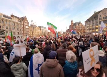 “Te queremos Bibi”: iraníes exiliados se manifiestan en Ámsterdam