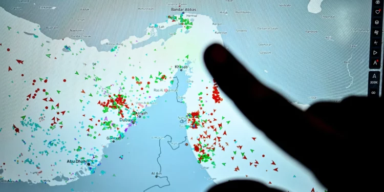 Una persona señala una página del sitio web Marinetraffic que muestra el tráfico de barcos comerciales en el estrecho de Ormuz, cerca de la costa iraní, en París, el 4 de marzo de 2026. (JULIEN DE ROSA / AFP)