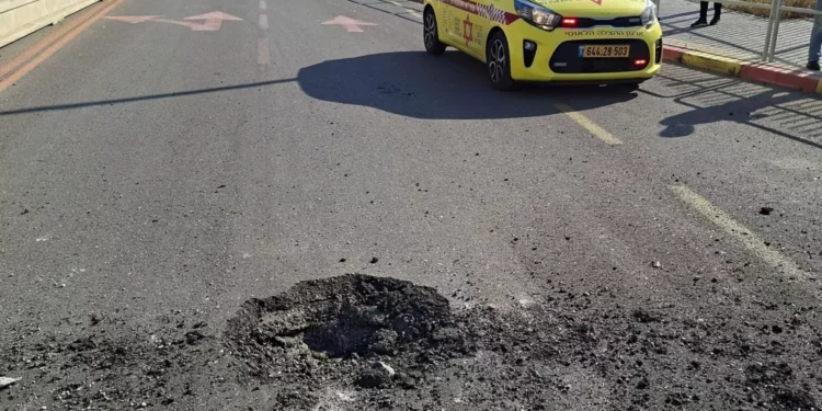 Cinco personas heridas en dos localidades del centro de Israel por ataque iraní con misiles