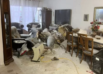 Metralla de misil iraní daña una vivienda en Rehovot: no hay heridos