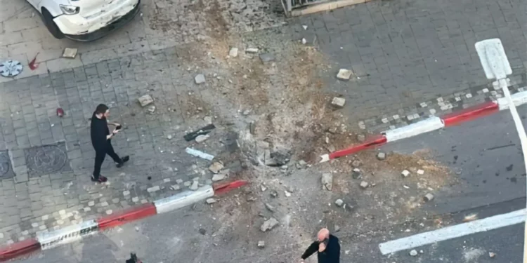 Tres heridos en ataque con misiles balísticos contra el centro de Israel