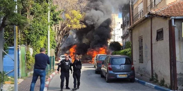 Ocho heridos leves por el ataque iraní con misiles al centro de Israel