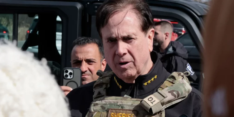 Agente que dirigió la respuesta al ataque a la sinagoga de Míchigan recibe andanada de amenazas