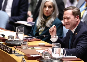 El embajador de Estados Unidos ante la ONU, Mike Waltz, interviene durante una reunión del Consejo de Seguridad de las Naciones Unidas sobre la situación en Oriente Medio, celebrada en la sede de la ONU en Nueva York el 28 de febrero de 2026. (CHARLY TRIBALLEAU / AFP)