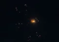 Se observan las estelas de un misil iraní con ojiva de racimo sobre Tel Aviv, el 24 de marzo de 2026. (Chaim Goldberg/Flash90)