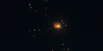 Se observan las estelas de un misil iraní con ojiva de racimo sobre Tel Aviv, el 24 de marzo de 2026. (Chaim Goldberg/Flash90)