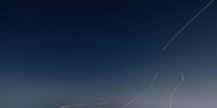 Tres misiles iraníes interceptados: Fragmentos en la zona de Beit Shemesh