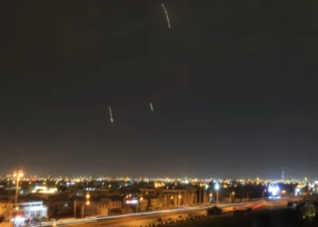 Misiles iraníes sobrevolando Doha el 3 de marzo de 2026. (MAHMUD HAMS / AFP)
