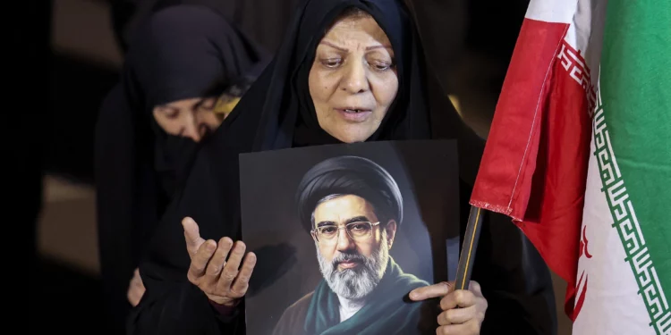 Trump dice que la CIA le informó que Mojtaba Jamenei es homosexual