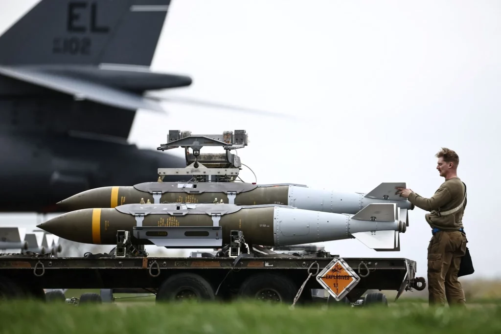 Personal militar de tierra de la Fuerza Aérea de EE. UU. prepara municiones de ataque directo conjunto (JDAM) para un bombardero B-1 Lancer en la pista de la base aérea de Fairford, en el suroeste de Inglaterra, el 12 de marzo de 2026. (Henry NICHOLLS / AFP)