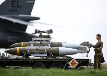 Personal militar de tierra de la Fuerza Aérea de EE. UU. prepara municiones de ataque directo conjunto (JDAM) para un bombardero B-1 Lancer en la pista de la base aérea de Fairford, en el suroeste de Inglaterra, el 12 de marzo de 2026. (Henry NICHOLLS / AFP)