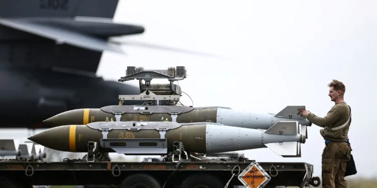 Personal militar de tierra de la Fuerza Aérea de EE. UU. prepara municiones de ataque directo conjunto (JDAM) para un bombardero B-1 Lancer en la pista de la base aérea de Fairford, en el suroeste de Inglaterra, el 12 de marzo de 2026. (Henry NICHOLLS / AFP)