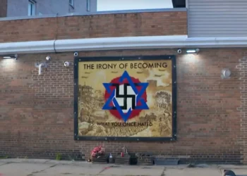 Condenan en Milwaukee a rabino y su hijo por destruir un mural antisemita