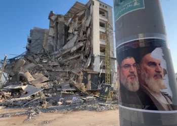 Se ven retratos del difunto líder de Hezbolá, Hassan Nasrallah, y del fundador de la Revolución Islámica iraní, el ayatolá Jomeini, frente a un edificio destruido que albergaba una sucursal de Al-Qard Al-Hassan, una institución financiera no bancaria gestionada por Hezbolá, que fue alcanzada por un ataque aéreo israelí en Dahiyeh, en los suburbios del sur de Beirut (Líbano), el 10 de marzo de 2026. (Foto AP/Hussein Malla)