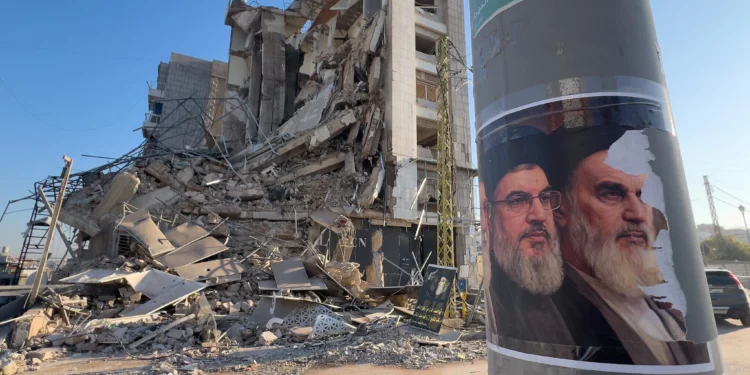 Se ven retratos del difunto líder de Hezbolá, Hassan Nasrallah, y del fundador de la Revolución Islámica iraní, el ayatolá Jomeini, frente a un edificio destruido que albergaba una sucursal de Al-Qard Al-Hassan, una institución financiera no bancaria gestionada por Hezbolá, que fue alcanzada por un ataque aéreo israelí en Dahiyeh, en los suburbios del sur de Beirut (Líbano), el 10 de marzo de 2026. (Foto AP/Hussein Malla)