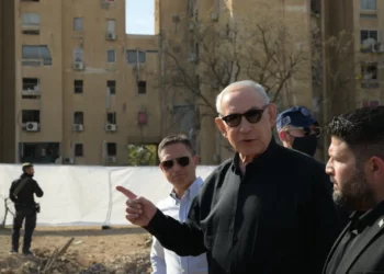 Netanyahu brinda declaraciones desde el lugar donde impactó un misil iraní