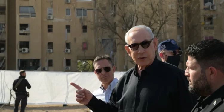 Netanyahu brinda declaraciones desde el lugar donde impactó un misil iraní