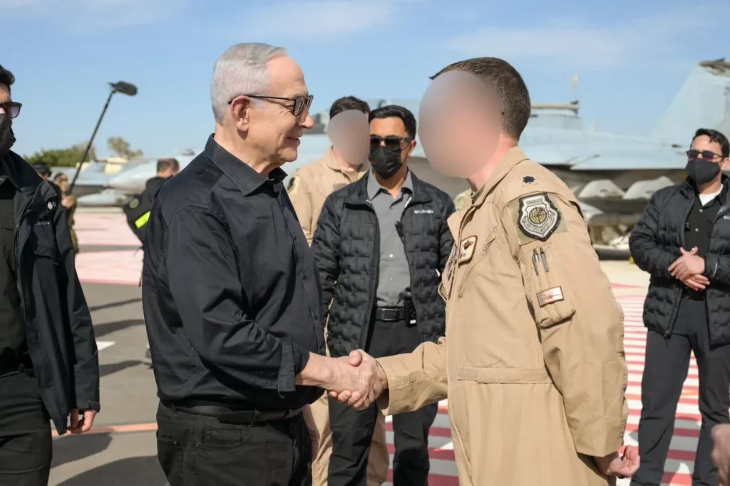 Netanyahu visita a los pilotos estadounidenses en el sur de Israel
