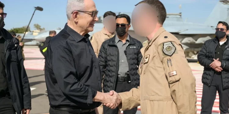 Netanyahu visita a los pilotos estadounidenses en el sur de Israel
