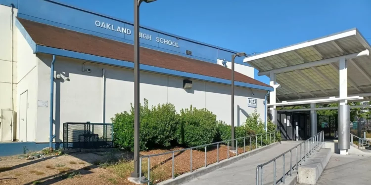 California acusa a Oakland de no cumplir órdenes contra el antisemitismo escolar