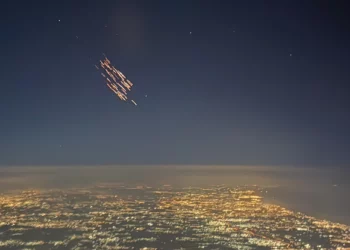 Un piloto israelí graba cómo las submuniciones de un misil iraní caen sobre Israel