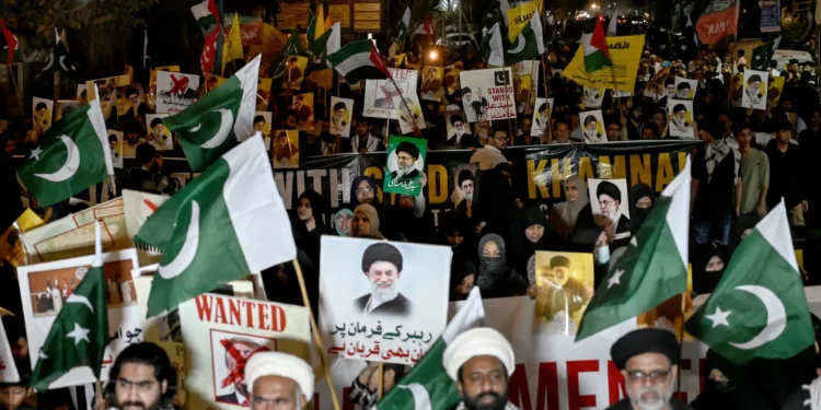 Ocho muertos en protesta proiraní en consulado estadounidense en Pakistán