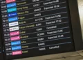 Esta vista general muestra el panel de llegadas de la Terminal 3, con vuelos cancelados desde Dubái, en el aeropuerto Heathrow de Londres, al oeste de la ciudad, el 1 de marzo de 2026, debido a las graves perturbaciones en los vuelos tras los ataques de Estados Unidos e Israel contra Irán. (JUSTIN TALLIS / AFP)