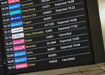Esta vista general muestra el panel de llegadas de la Terminal 3, con vuelos cancelados desde Dubái, en el aeropuerto Heathrow de Londres, al oeste de la ciudad, el 1 de marzo de 2026, debido a las graves perturbaciones en los vuelos tras los ataques de Estados Unidos e Israel contra Irán. (JUSTIN TALLIS / AFP)