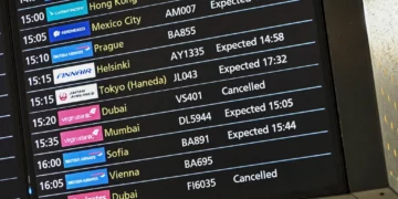 Esta vista general muestra el panel de llegadas de la Terminal 3, con vuelos cancelados desde Dubái, en el aeropuerto Heathrow de Londres, al oeste de la ciudad, el 1 de marzo de 2026, debido a las graves perturbaciones en los vuelos tras los ataques de Estados Unidos e Israel contra Irán. (JUSTIN TALLIS / AFP)
