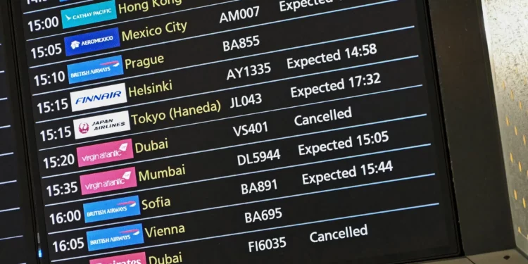 Esta vista general muestra el panel de llegadas de la Terminal 3, con vuelos cancelados desde Dubái, en el aeropuerto Heathrow de Londres, al oeste de la ciudad, el 1 de marzo de 2026, debido a las graves perturbaciones en los vuelos tras los ataques de Estados Unidos e Israel contra Irán. (JUSTIN TALLIS / AFP)