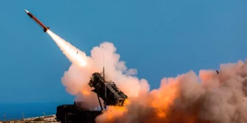 En esta imagen difundida por el Departamento de Defensa de EE. UU., soldados alemanes disparan el sistema de armas Patriot en la Instalación de Disparo de Misiles de la OTAN, en La Canea (Grecia), el 8 de noviembre de 2017. (Sebastian Apel/Departamento de Defensa de EE. UU., vía AP, archivo)
