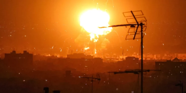 EE. UU. e Israel atacaron cinco instalaciones petroleras en Teherán durante la noche