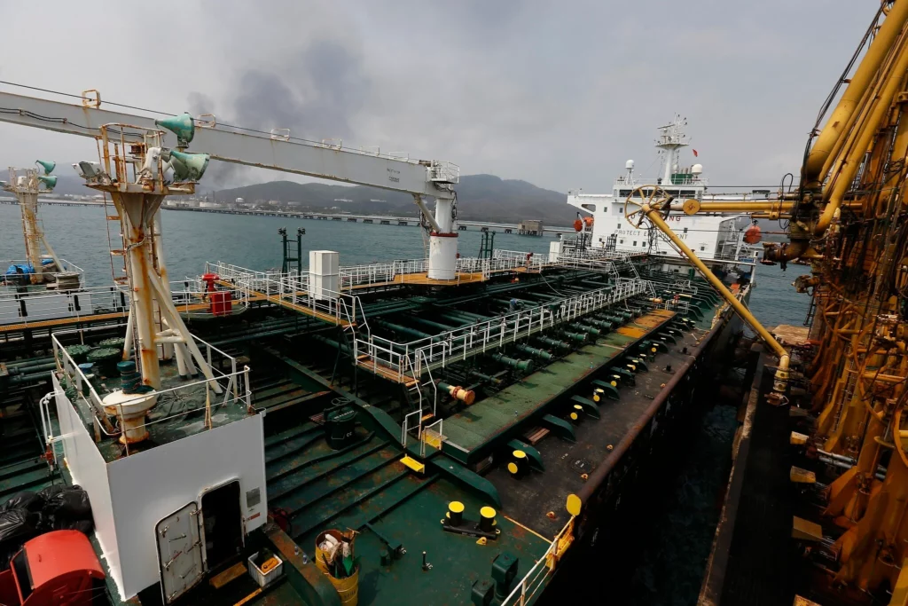 EE. UU. autoriza el comercio temporal de petróleo iraní varado en el mar