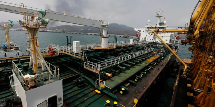 EE. UU. autoriza el comercio temporal de petróleo iraní varado en el mar